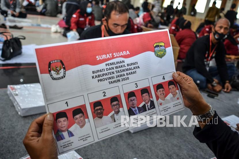 Sejumlah petugas PPK dan PPS melipat surat suara Pilkada Serentak di Gedung Islamic Center, Singaparna, Kabupaten Tasikmalaya, Jawa Barat, Rabu (18/11/2020). Sebanyak 1,3 juta lembar surat suara untuk Pemilihan Bupati dan Wakil Bupati Tasikmalaya ditargetkan selesai dalam waktu tiga hari dan akan didistribusikan ke 3.740 TPS, dengan jumlah Daftar Pemilih Tetap (DPT) 1.368.156 suara. 