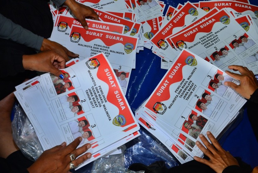 Sejumlah petugas PPK dan PPS menyelesaikan pekerjaan melipat surat suara Pilkada Serentak di Aula Gedung Graha Transisto, Kampung Cikanyere, Kota Tasikmalaya, Jawa Barat, Selasa (17/1). 