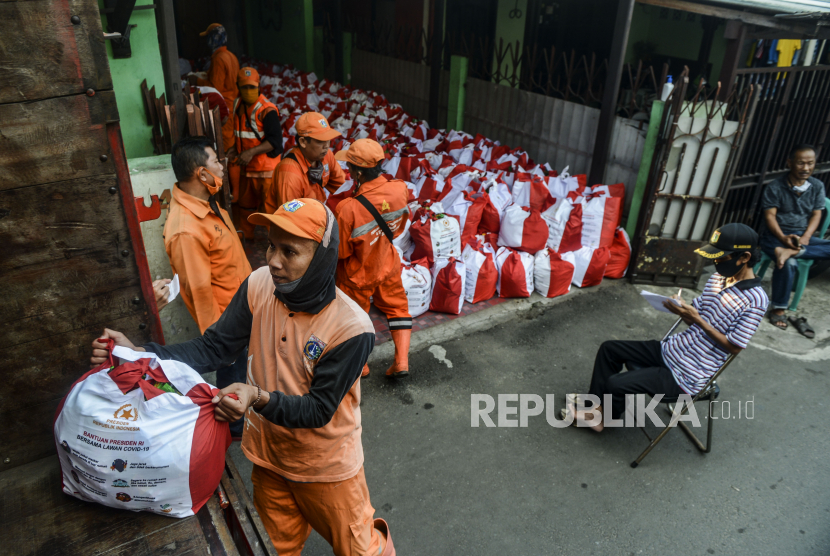 Sejumlah petugas saat mendistribusikan Bantuan Sosial (Bansos) Presiden di kawasan Kebon Jeruk, Jakarta. Kementerian Sosial telah menyalurkan anggaran bansos sembako untuk masyarakat di Jabodetabek selama pandemi Covid sebesar Rp 5,65 triliun atau 82,59 persen.