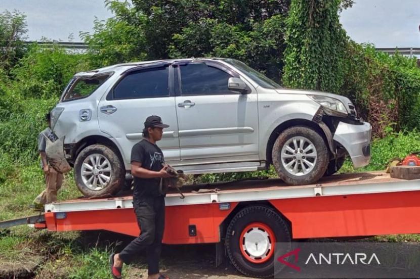 Kondisi mobil yang mengalami kecelakaan di ruas Tol Semarang-Solo KM 489 Jalur A, Kecamatan Banyudono, Kabupaten Boyolali, Jawa Tengah, Jumat (12/4/2024).