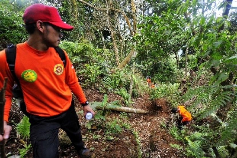 Sejumlah petugas SAR meyisir hutan Gunung Salak dari kawasan Cijeruk Bogor di ketinggian 1.200 dpl untuk mencari korban pesawat Sukhoi SJ 100, Kamis (10/5). 