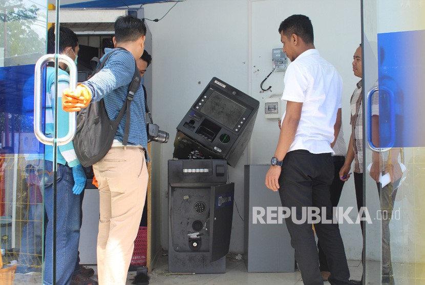 Satu unit mesin ATM BRI di halaman depan Super Market Mutiara Store dibobol maling.