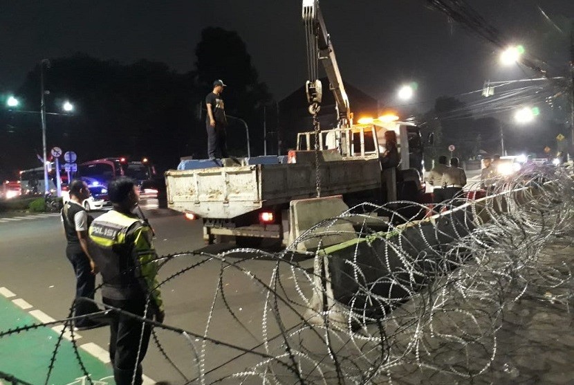 Sejumlah petugas sedang memasang separator beton di Jalan Imam Bonjol, depan kantor KPU, Selasa (21/5) dinihari.