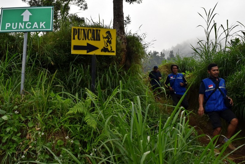 Sejumlah petugas Tagana Kemensos melintas saat mencari dua pendaki yang hilang di Gunung Merbabu, jalur Thekelan, Getasan, Kabupaten Semarang, Jawa Tengah, Selasa (16/5). 