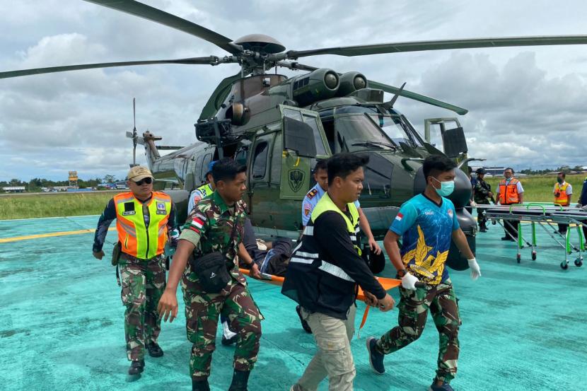 Sejumlah petugas TNI membawa korban kecelakaan pesawat Susi Air jenis Pilatus Porter PG-6 nomer penerbangan PK-BVM rute Timika-Duma setibanya di Timika, Papua, Kamis (23/6/2022). Sebanyak tujuh korban dibawa ke Timika, Papua, untuk mendapatkan perawatan. 