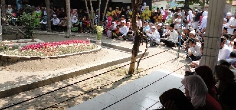 Sejumlah peziarah berdoa di depan makam KH Abdurrahman Wahid atau Gus Dur di pemakakam Ponpes Tebu Ireng, di Desa Cukir, Kec. Diwek, Jombang, Jawa Timur.