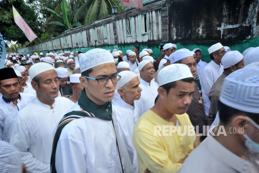 Sejumlah peziarah berjalan menuju lokasi ziarah pada rangkaian Ziarah Kubra di kompleks pemakaman Gubah Duku, 8 Ilir Palembang, Sumsel, Jumat (26/4/2019).