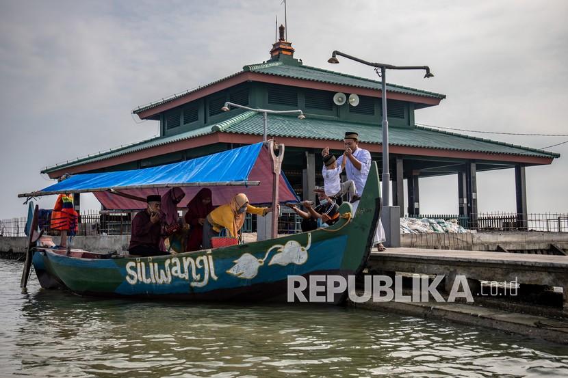 Makam Ulama Ini Mengapung, Mengapa?. Foto:  Sejumlah peziarah menaiki perahu untuk mengunjungi makam Simbah Kiai Abdullah Mudzakkir yang dijuluki