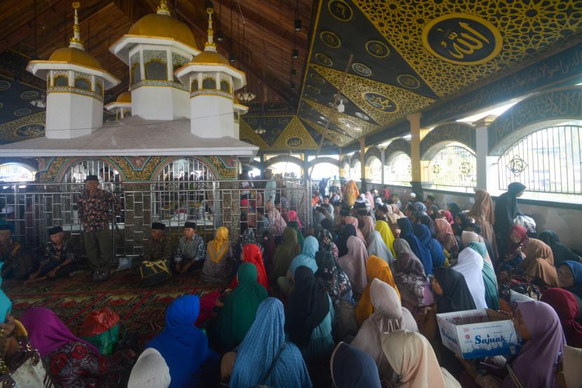Sejumlah peziarah mengikuti tradisi Basapa, di komplek Makam Syekh Burhanuddin Ulakan, Kabupaten Padangpariaman, Sumatera Barat.