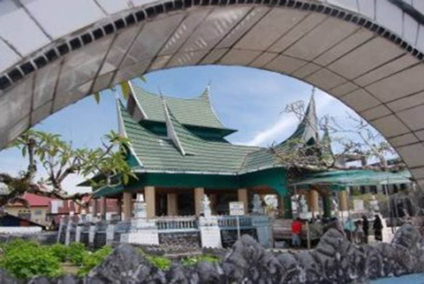 Sejumlah peziarah mengunjungi kompleks Makam Syekh Burhanuddin di Ulakan, Kabupaten Padangpariaman, Sumbar.