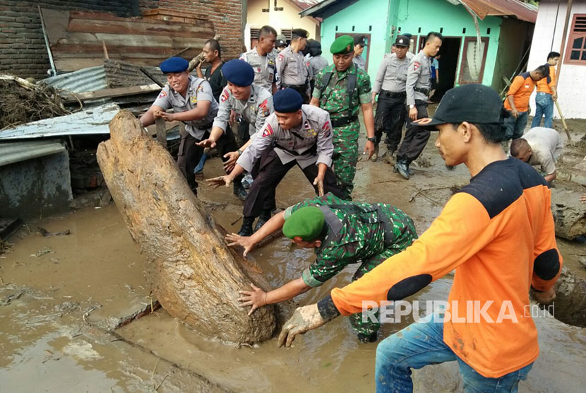 Sejumlah pihak membantu penanganan pascabanjir bandang yang menerjang Padang Sidimpuan, Sumut, Ahad (27/3) malam. 