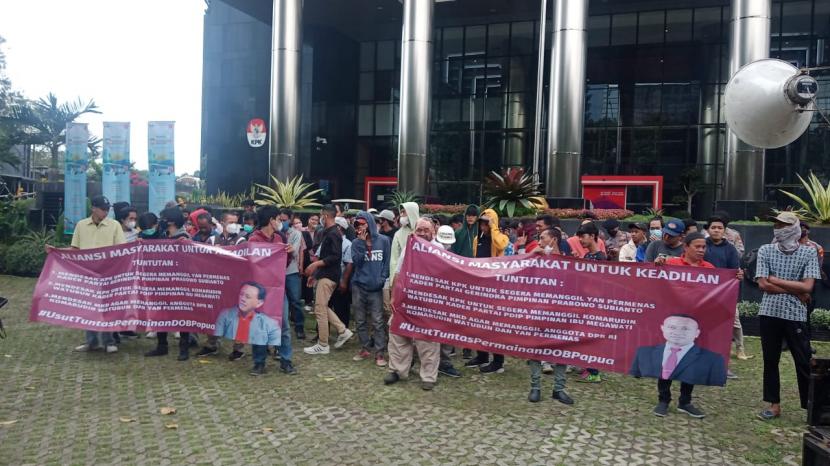 Sejumlah pihak yang mengatasnamakan Aliansi Masyarakat Nusantara untuk Keadilan (Almanak) menggelar demonstrasi di depan gedung KPK, Senin (19/9/2022).