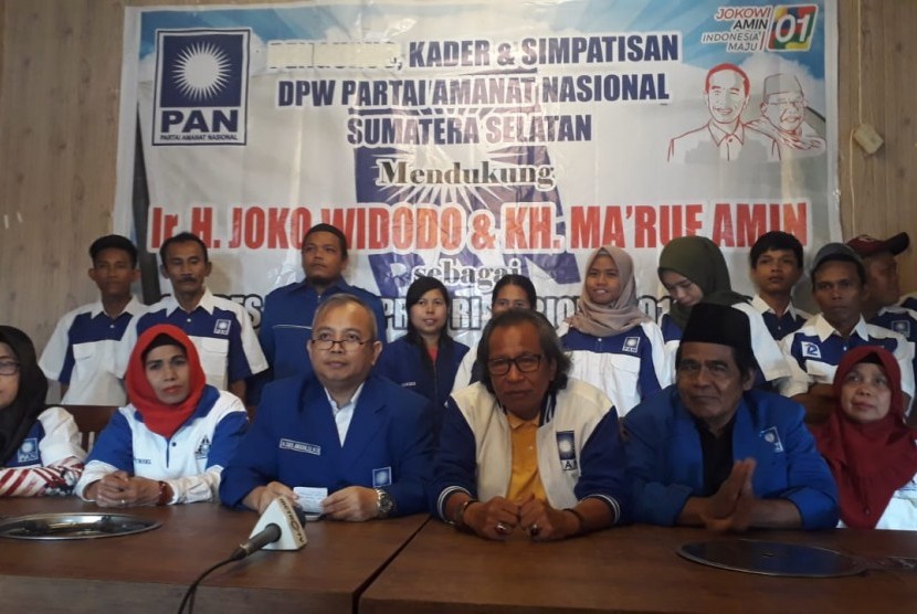 Sejumlah pihak yang mengatasnamakan kader PAN Sumatera Selatan berkumpul dan mendeklarasikan dukungan PAN ke pasangan Joko Widodo-Maruf Amin dalam Pemilu 2019. Dalam foto yang beredar, kader dan simpatisan PAN itu membentangkan banner deklarasi dukungan ke Jokowi-Ma'ruf.
