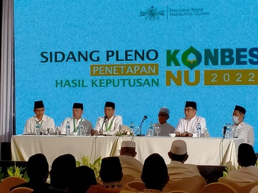 Sejumlah pimpinan PBNU dalam penutupan Konbes NU 2022 di Jakarta, Sabtu (22/5/2022) malam.  Konbes NU 2022 dihadiri para tokoh sepuh NU dan pimpinan internal PBNU 