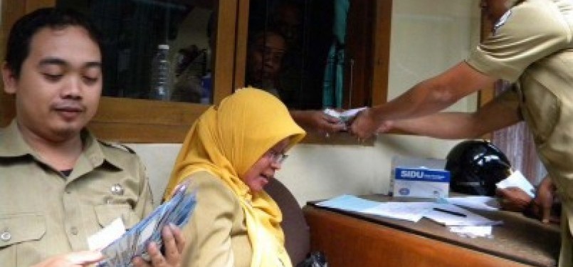 Sejumlah PNS di lingkungan Pemkab Bojonegoro, Jawa Timur, menghitung gaji ke-13 yang mulai disalurkan menjelang Tahun Ajaran Baru 2011 ini. 