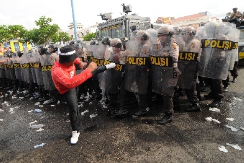 Sejumlah Polisi anti huru hara terlibat bentrok dengan demonstran ketika digelar simulasi operasi mantap brata pengamanan pemilu 2014 di Kawasan Megamas, Manado, Sulawesi Utara, Kamis (20/2).