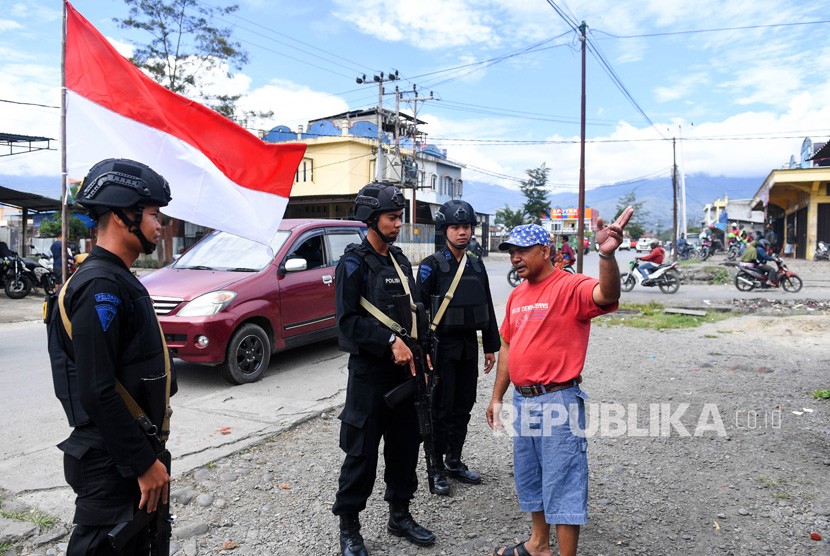 Sejumlah polisi berbincang dengan warga saat patroli keamanan di Kota Wamena, Kabupaten Jayawijaya, Papua, Sabtu (12/10/2019). 