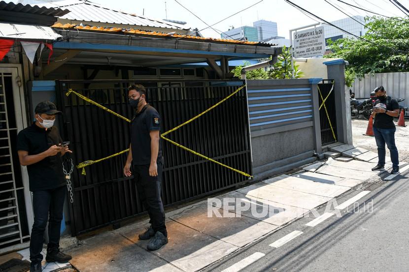 Polisi menutup klinik tempat praktik aborsi di kawasan Raden Saleh, Jakarta Pusat, Rabu (19/8/2020). 