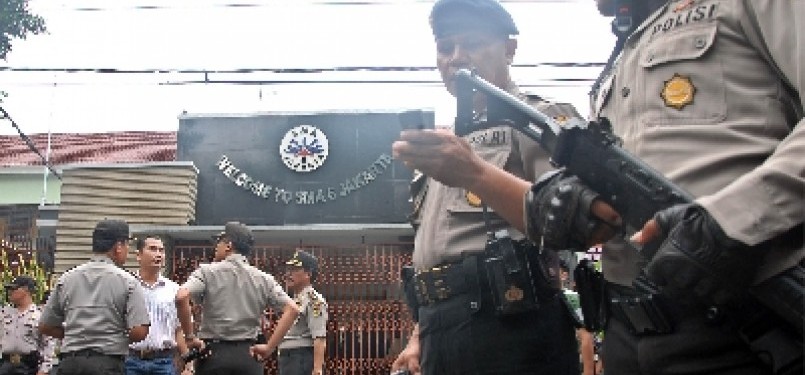 Sejumlah polisi berjaga jaga di depan SMAN 6 paska bentrokan siswa SMAN 6 dengan wartawan di depan SMAN 6, Bulungan, Jakarta Selatan, Senin (19/9).