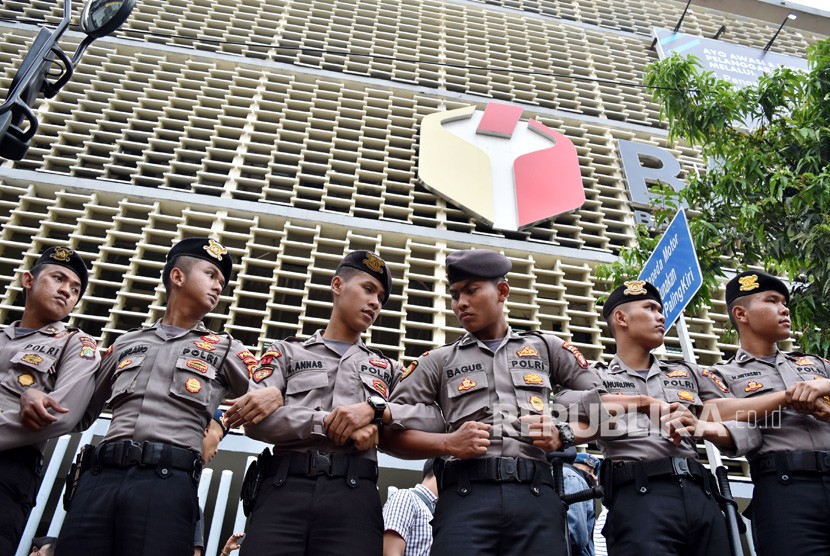 Sejumlah polisi berjaga saat unjuk rasa menuntut diusutnya dugaan kecurangan Pemilu 2019 berlangsung di Kantor Bawaslu RI, Jakarta, Kamis (9/5/2019).