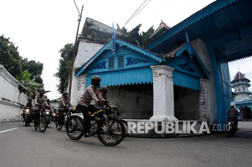 Sejumlah polisi berpatroli melintasi kawasan Keraton Kasunanan Surakarta Hadiningrat, Solo Jawa Tengah, Kamis (4/2/2021). Polresta Surakarta siapkan rekayasa jalur untuk pengamanan pernikahan adik Jokowi. Ilustrasi.