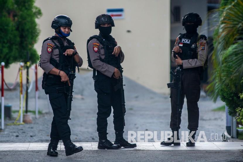 Polisi sedang berjaga (Ilustrasi). Video kejar-kejaran polisi dan penjambret berasal dari kejadian pada Ahad di Cakung.