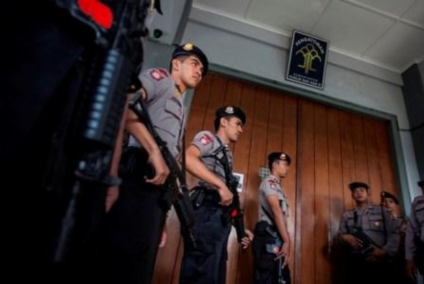 Sejumlah Polisi bersenjata lengkap bersiaga setelah terjadi penyerbuan di Lapas 2B Cebongan, Sleman, Yogyakarta, Sabtu (23/3). 