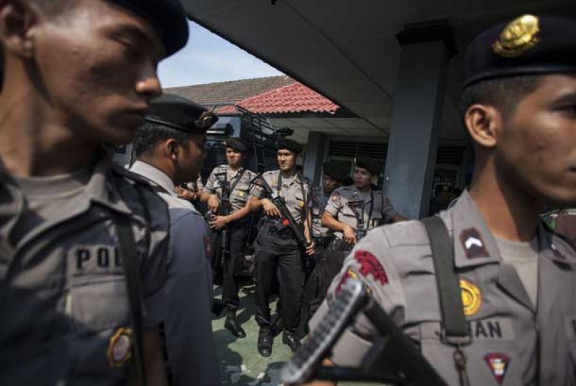 Sejumlah Polisi bersenjata lengkap bersiagasetelah terjadi penyerbuan di Lapas 2B Cebongan, Sleman, Yogyakarta, Sabtu (23/3).