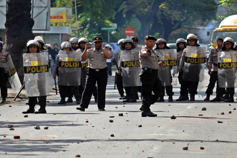 Sejumlah polisi bersiaga saat terjadi bentrokan antara polisi dan mahasiswa di depan sekretariat Himpunanan Mahasiswa Islam (HMI) di Makassar, Sulsel, Senin (3/6).    (Antara/Sahrul Manda Tikupadang)