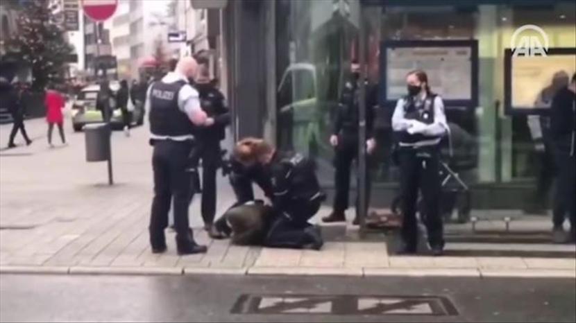 Sejumlah polisi di Jerman memborgol seorang wanita Muslim berjilbab yang pada saat itu tidak mengenakan masker. Dalam video, Muslimah tersebut berteriak minta tolong.
