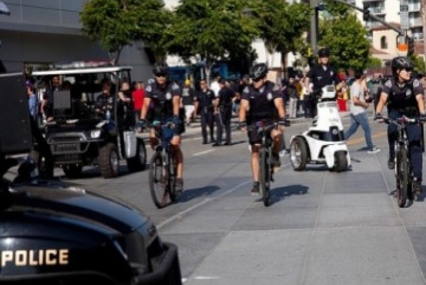 Sejumlah polisi Kota Los Angeles tengah berpatroli