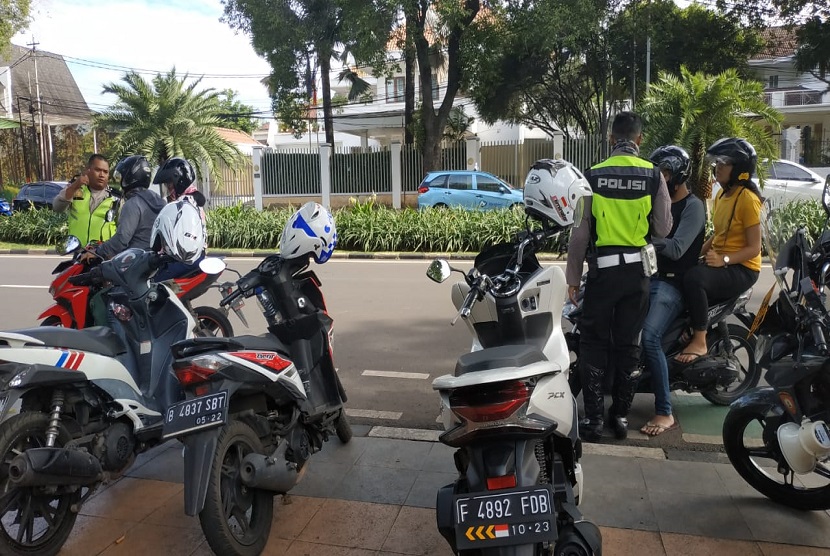 Sejumlah Polisi lalu lintas menggelar razia lalu lintas pengendara roda dua di perempatan jalan Imam Bonjol, Menteng, Jakarta Pusat, Sabtu (16/3). Anehnya, tidak semua diberhentikan. 