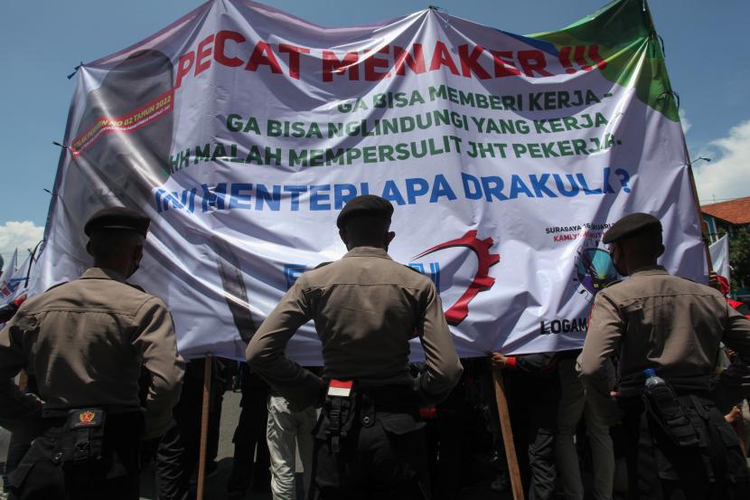 Sejumlah polisi melakukan pengamanan unjuk rasa buruh di depan gedung DPRD Jawa Timur, Surabaya, Jawa Timur, Rabu (16/2/2022). Unjuk rasa buruh itu menolak Peraturan Menteri Ketenagakerjaan Nomor 2 Tahun 2022 tentang Tata Cara dan Persyaratan Pembayaran Program Jaminan Hari Tua (JHT).