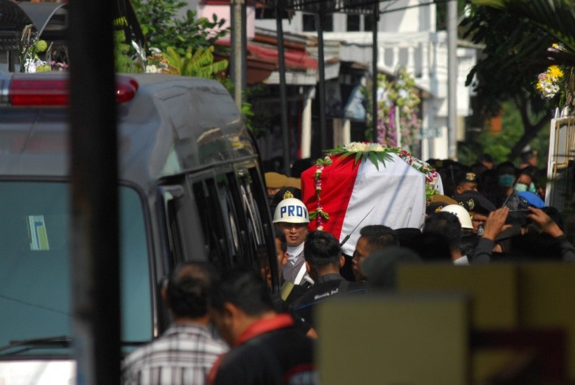 Sejumlah polisi membawa peti jenazah Briptu Fandi Setio Nugroho saat prosesi pemakaman di Ngembik, Magelang, Jawa Tengah, Kamis (10/5). Briptu Fandi merupakan salah satu dari lima anggota polisi korban kerusuhan Mako Brimob, Depok, Jawa Barat. 
