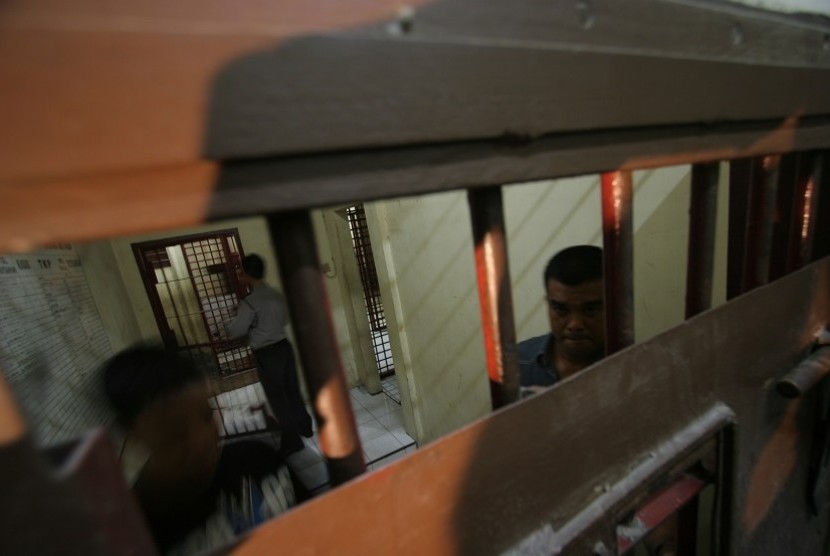 Sejumlah polisi memeriksa ruangan tahanan Mapolsek Medan Timur di Medan, Sumut, Senin malam (29/10).