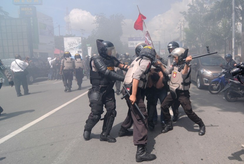 Sejumlah polisi memukul seorang mahasiswa (ilustrasi)