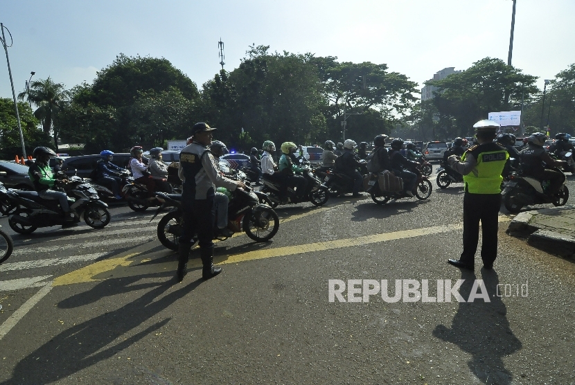  Sejumlah polisi mengatur rekayasa lalu lintas di Simpang Pancoran, Jakarta Selatan, Senin (7/8).