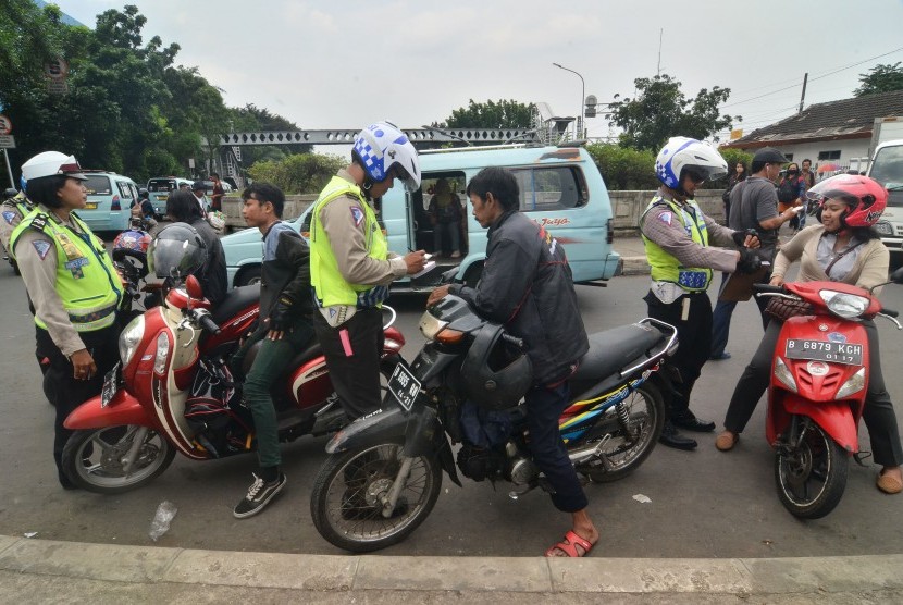 Sejumlah Polisi menindak pengendara sepeda motor yang melakukan pelanggaran lalu lintas. ilustrasi