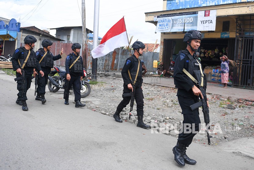 Sejumlah polisi menyapa warga saat patroli keamanan di Kota Wamena, Kabupaten Jayawijaya, Papua.