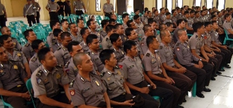 Sejumlah 'polisi nakal' yang terlibat dalam kasus narkoba mendengarkan arahan dari Kapolda Aceh, Irjen Pol Iskandar Hasan, di Mapolda Aceh, Selasa (13/12). 