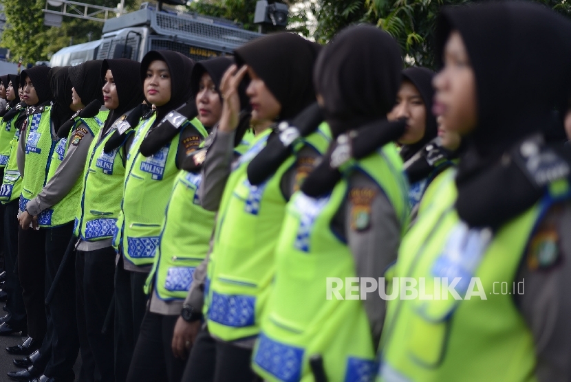 Sejumlah Polisi Wanita mengamankan sidang lanjutan Calon Gubernur DKI Jakarta nomor urut 2 yang juga tersangka dugaan kasus penistaan agama Basuki Tjahaja Purnama di Pengadilan Negeri Jakarta Utara, Selasa (20/12).