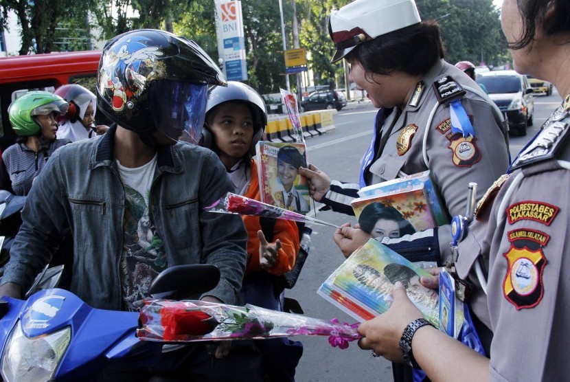 Sejumlah Polisi Wanita (Polwan) membagikan bunga (Ilustrasi)