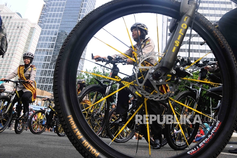 Sejumlah polwan dari Sabhara Polda Metro Jaya melakukan patroli bersepeda pada hari bebas kendaraan bermotor (HBKB) di Kawasan Bundaran HI Jakarta, Ahad (15/1). 