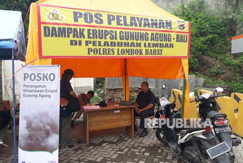 Sejumlah posko pendataan pengungsi erupsi Gunung Agung didirikan Pelabuhan Lembar, Lombok Barat, NTB, mulai dari Dinas Sosial NTB, Polres Lombok Tengah, dan BPBD NTB.