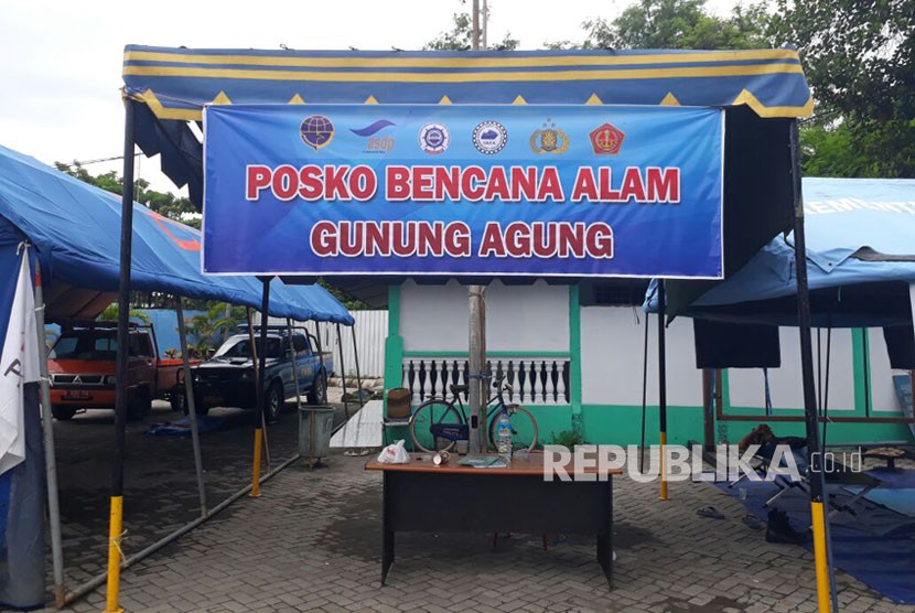 Sejumlah posko pendataan pengungsi erupsi Gunung Agung didirikan Pelabuhan Lembar, Lombok Barat, NTB, mulai dari Dinas Sosial NTB, Polres Lombok Tengah, dan BPBD NTB.