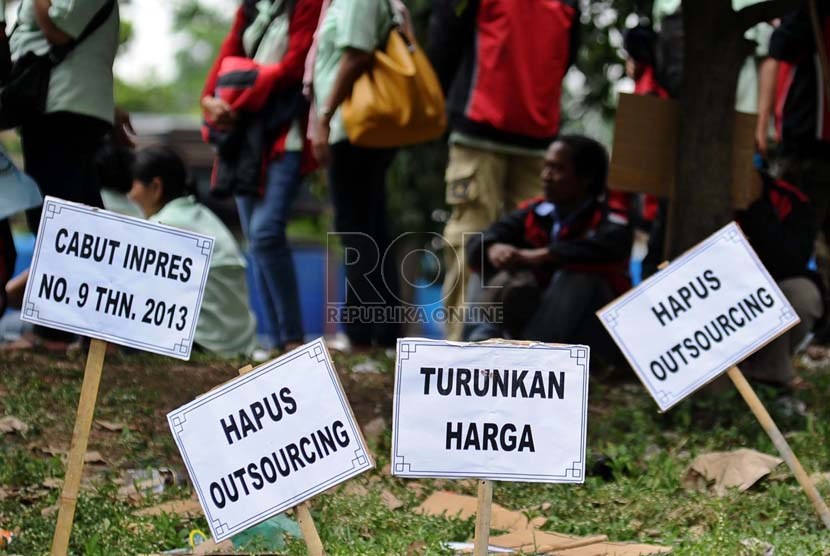   Sejumlah poster berisi tuntutan buruh saat unjuk rasa gabungan dari Federasi Serikat Pekerja Metal Indonesia (FSPMI), Asosiasi Pekerja Indonesia (Aspek), Konfederasi Serikat Pekerja Indonesia (KSPI), dan organisasi buruh lainnya di Kawasan Industri Pulog