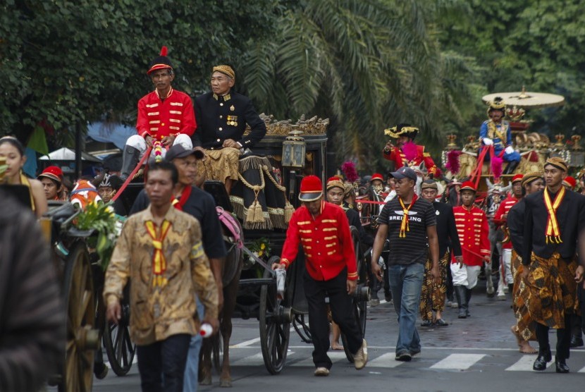 Sejumlah prajurit dan kerabat keraton mengikuti Kirab Agung Keraton Kasunanan Surakarta Hadiningrat di Solo Jawa Tengah, Senin (1/4/2019).