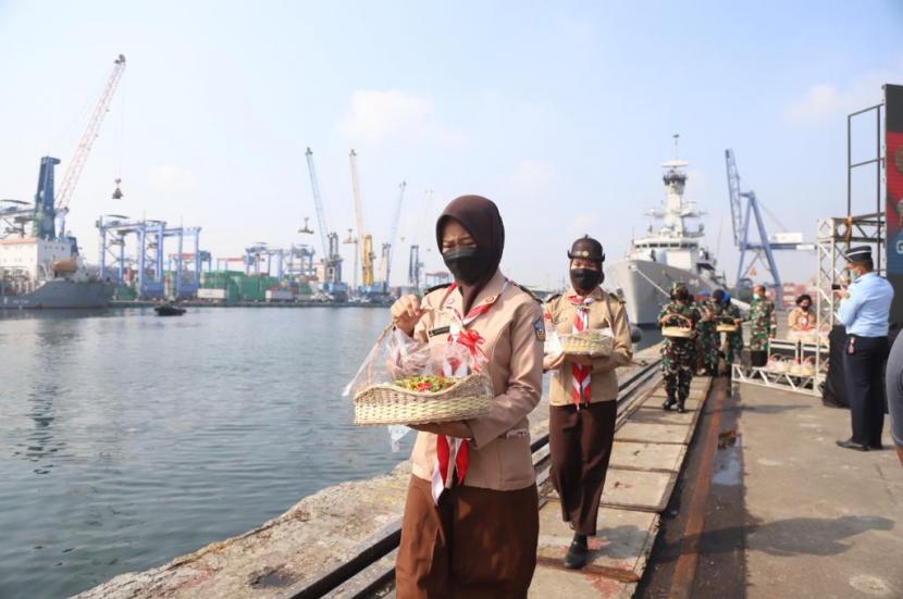 Sejumlah prajurit dari Pangkalan Utama TNI Angkatan Laut (Lantamal) III Jakarta menabur bunga di Dermaga JICT II, Pelabuhan Tanjung Priok, Kamis (3/6). Kegiatan itu digelar untuk mengenang 40 hari gugurnya para patriot dalam insiden tenggelamnya KRI Nanggala 402. 