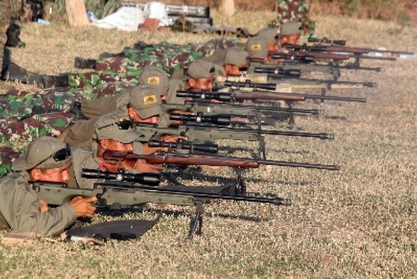 Sejumlah prajurit Intai Amfibi Korps Marinir TNI AL menembak sniper di Pusat Latihan Tempur Korps Marinir Baluran, Karangtekok, Situbondo, Jatim.