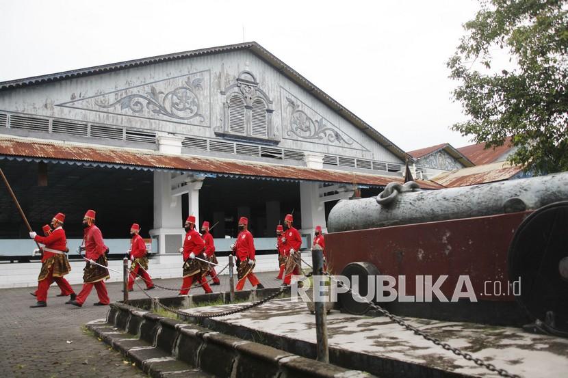 Sejumlah prajurit Keraton Kasunanan Surakarta Hadiningrat berjalan saat kirab di kawasan keraton. Kericuhan dikabarkan kembali terjadi di Keraton Surakarta untuk kesekian kalinya. Ilustrasi.